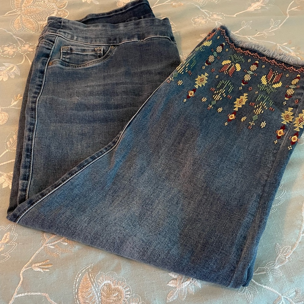 JOHN MARK Blue Ankle/Crop Jeans with Multicolor Embroidered Beaded Hem 18W